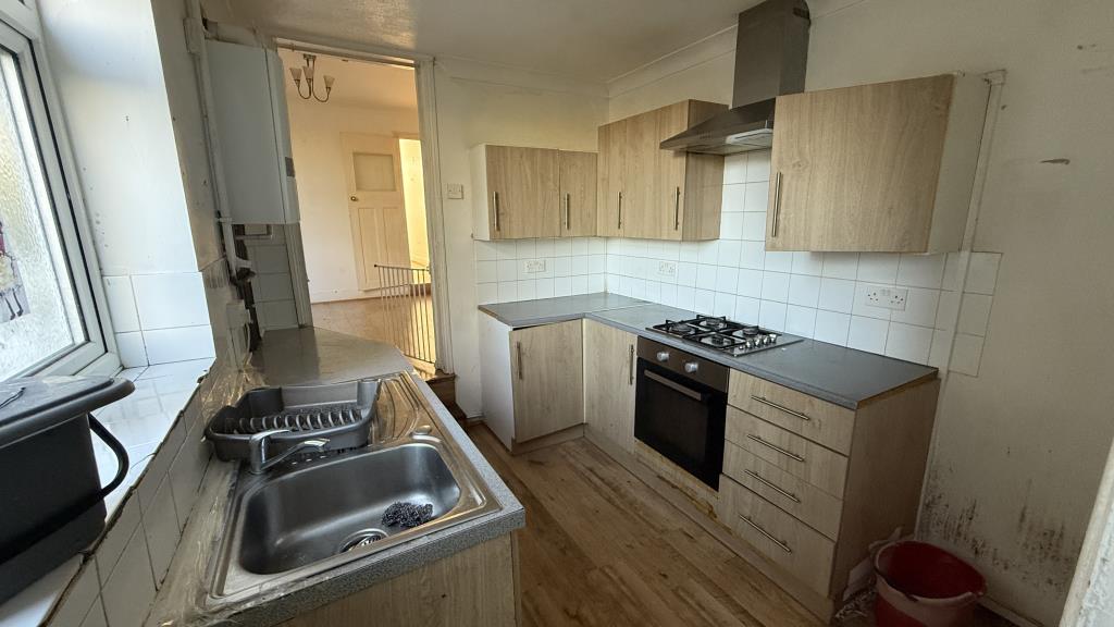 Lot: 147 - HOUSE IN NEED OF IMPROVEMENT WITH RENTAL POTENTIAL - Internal image of kitchen from bathroom